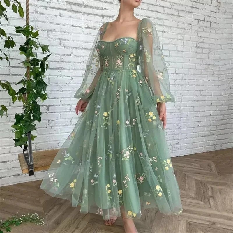 Elegantní dámské večerní šaty s lodičkovým výstřihem a nadýchovanými rukávy v délce maxi
