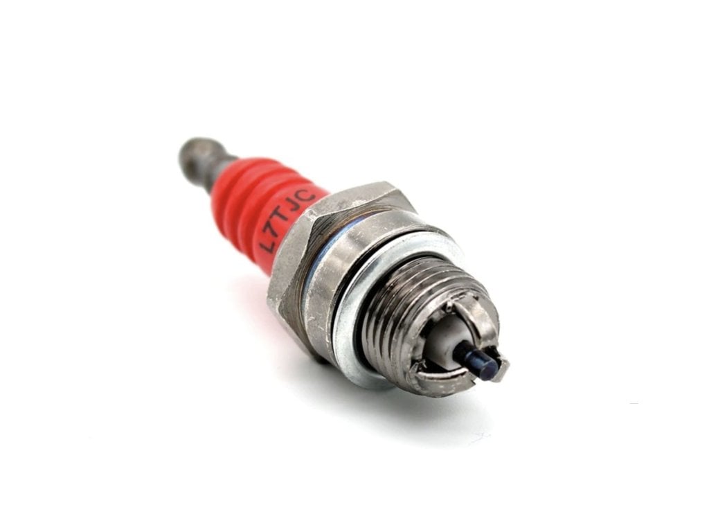 Třístranná pólová zapalovací svíčka pila a křovinořez