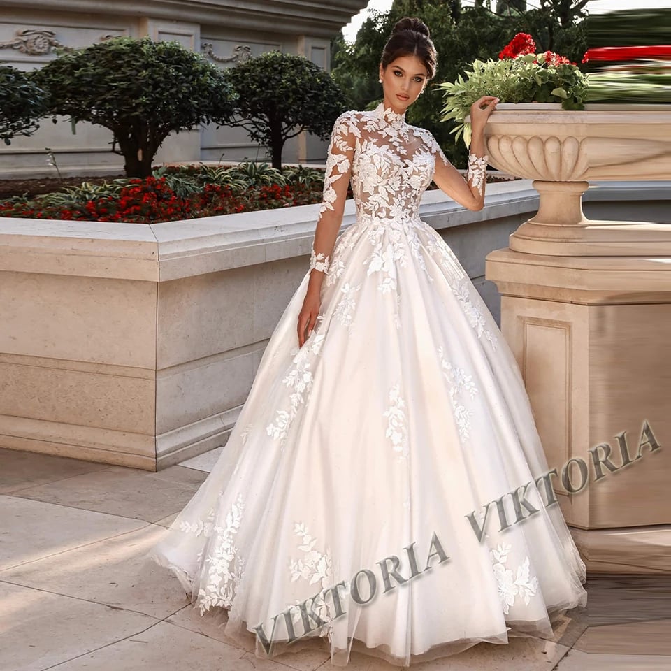 Svatební šaty VIKTORIA s vysokým výstřihem a dlouhým rukávem, áčkovým vzorem a aplikací, bez rukávů, na zakázku