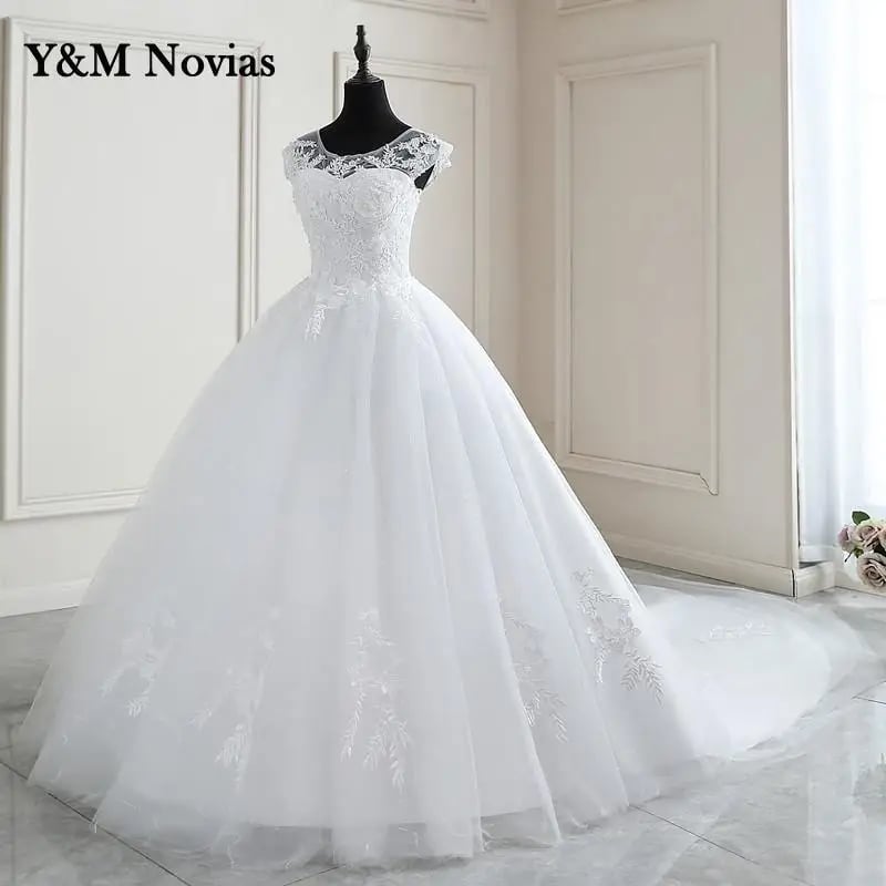 Nové jarní krajkové aplikace s perlami svatební šaty bez rukávů vestidos de novia bílé o-krk princezna nevěsta svatební šaty plus size