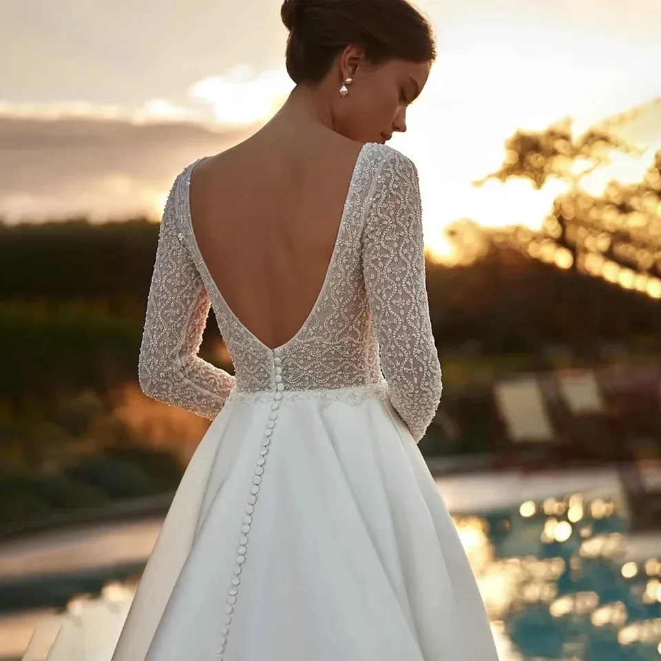 Svatební šaty s lodičkovým výstřihem a krajkou, iluze, odhalené zádové části, dlouhý rukáv, nevěstin župan, svatební šaty na míru