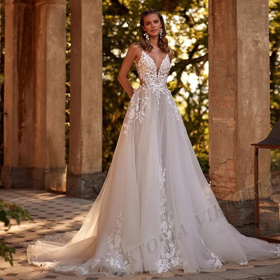 Moderní svatební šaty s vlečkou a špagetovými ramínky, krajková aplikace, velikost pro zakázku