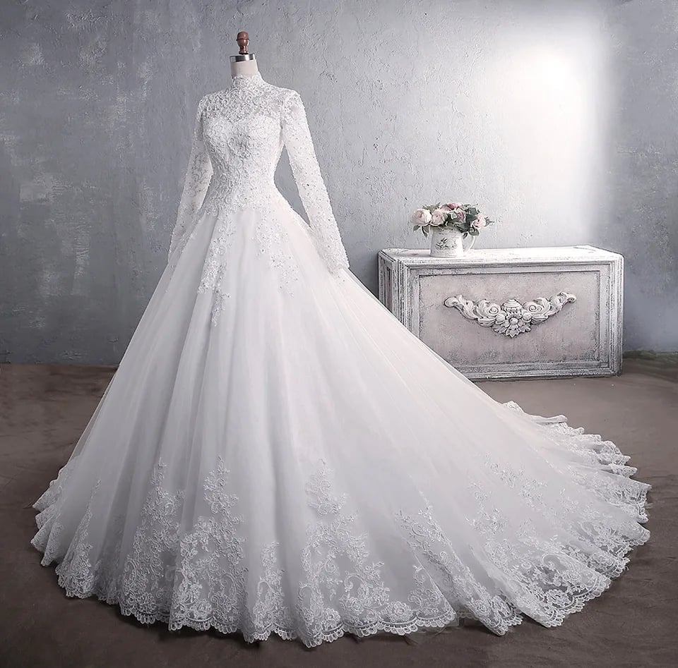 Elegantní svatební šaty s vysokým výstřihem a vlečkou - luxusní krajkové výšivkové princeznovské svatební šaty