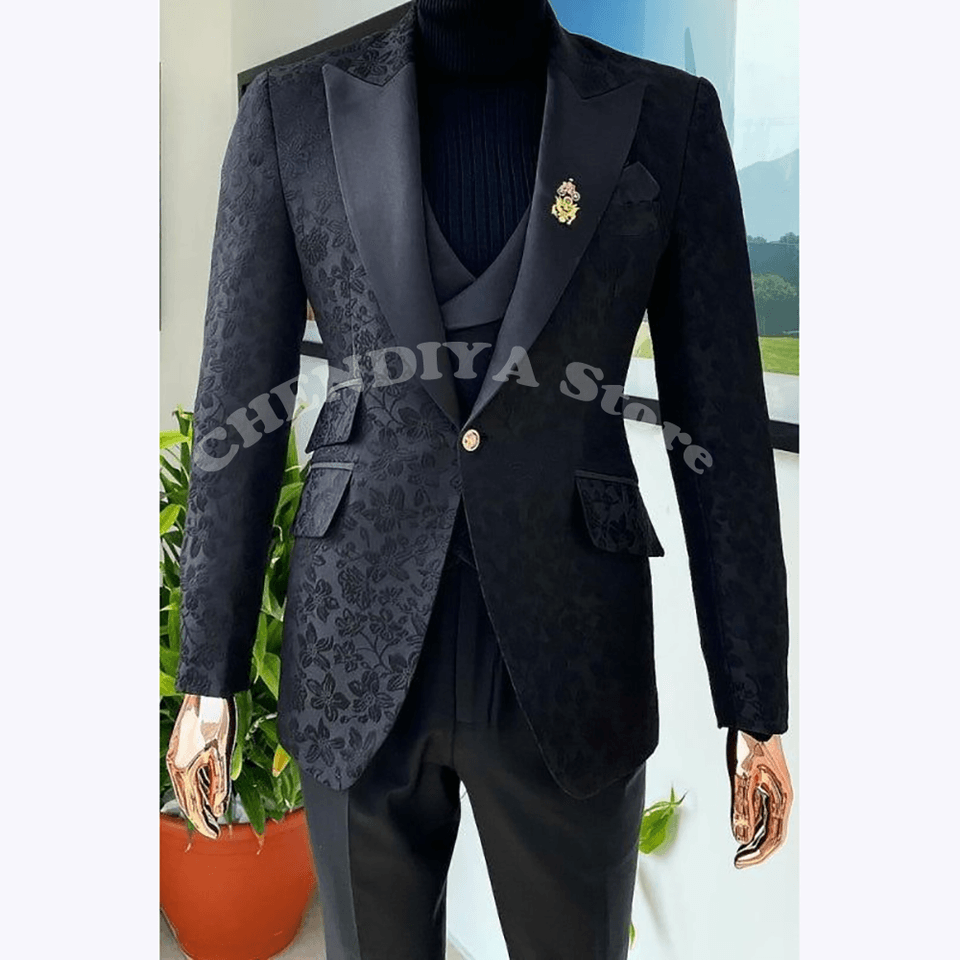 Pánský třídílný oblek s jedním knoflíkem, klopou na jeden knoflík, svatební, formální, smoking, elegantní ženich, párty outfit