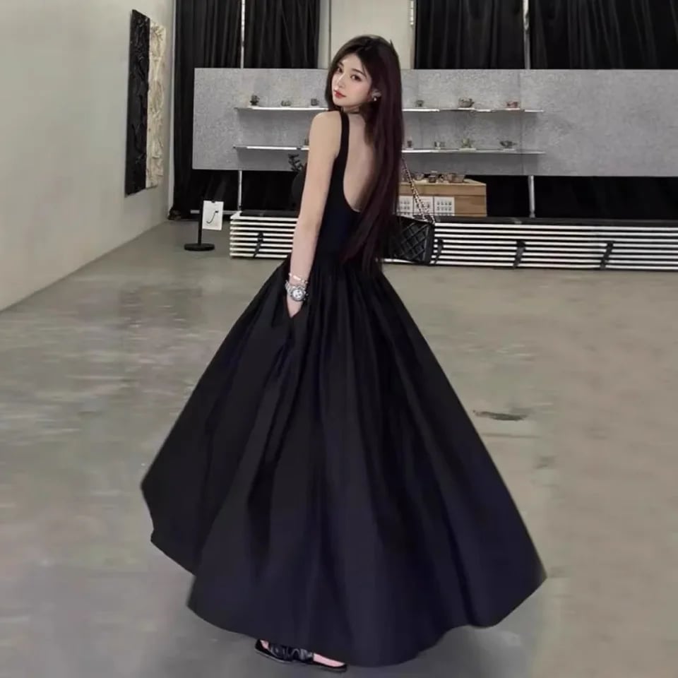 Elegantní černé bezramínkové maxi šaty s vysokým pasem a dlouhým rukávem, minimalistické letní společenské šaty