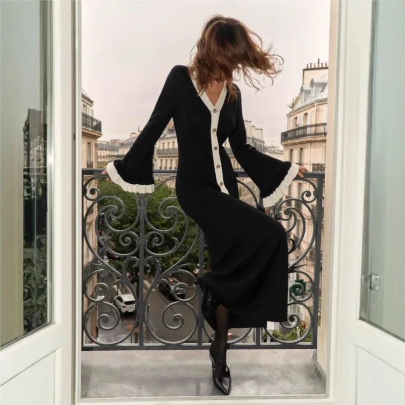 Dámské pletené šaty s výstřihem do V, barevnými bloky a dlouhým rukávem - rozšířené svetrové šaty na podzim/zimu