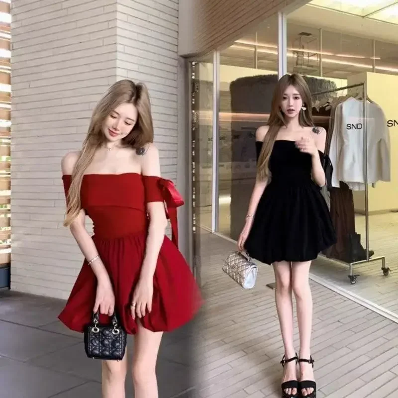Červené minišaty na jedno rameno s empírovým pasem a nafouklými rukávy, letní společenské šaty pro ženy