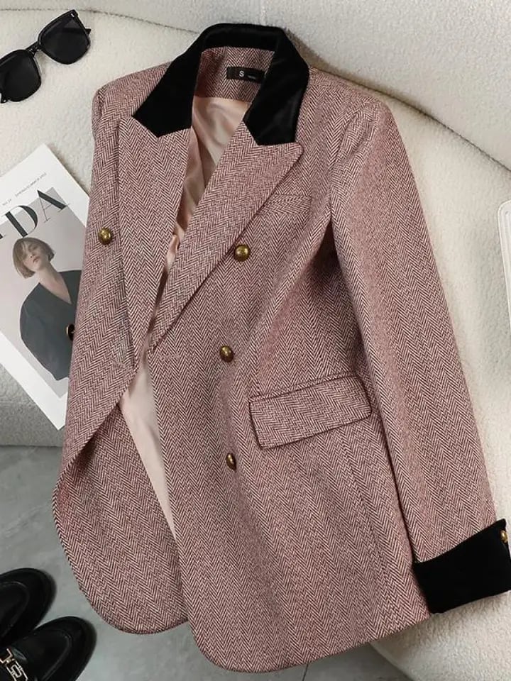 Dámský elegantní podzimní kabát v pastelově růžové barvě s dvouřadým zapínáním a dlouhým rukávem