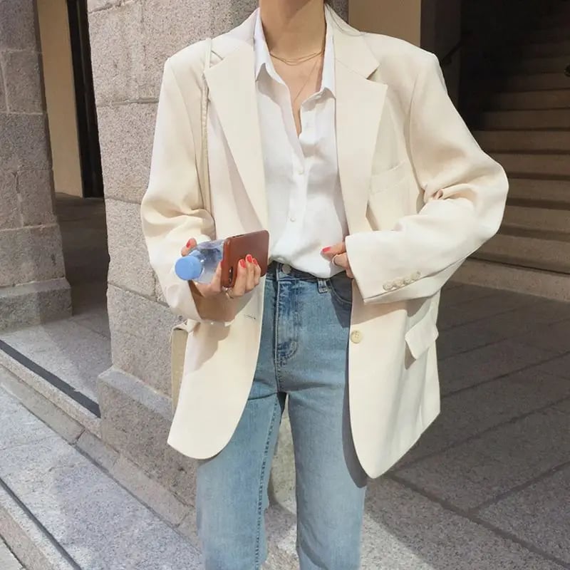 Elegantní dámský bílý blazer - volný střih, slim efekt, kancelářský styl léto 2023