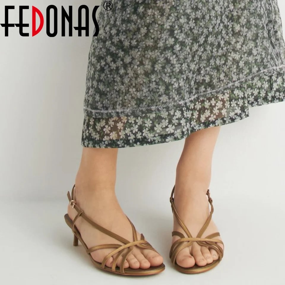 Dámské kožené sandály na podpatku - elegantní letní obuv pro společenské příležitosti