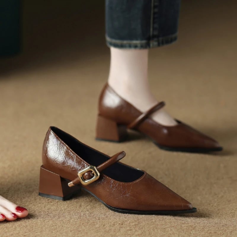 Dámské lodičky s špičatou špičkou a hranatým podpatkem s přezkou pro elegantní všestranný vzhled