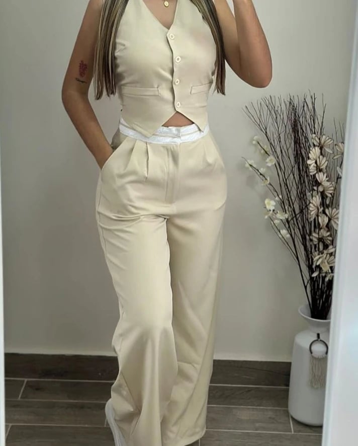 Elegantní dvoudílný dámský set s výstřihem do V a vysokým pasem a kapsami a širokými nohavicemi