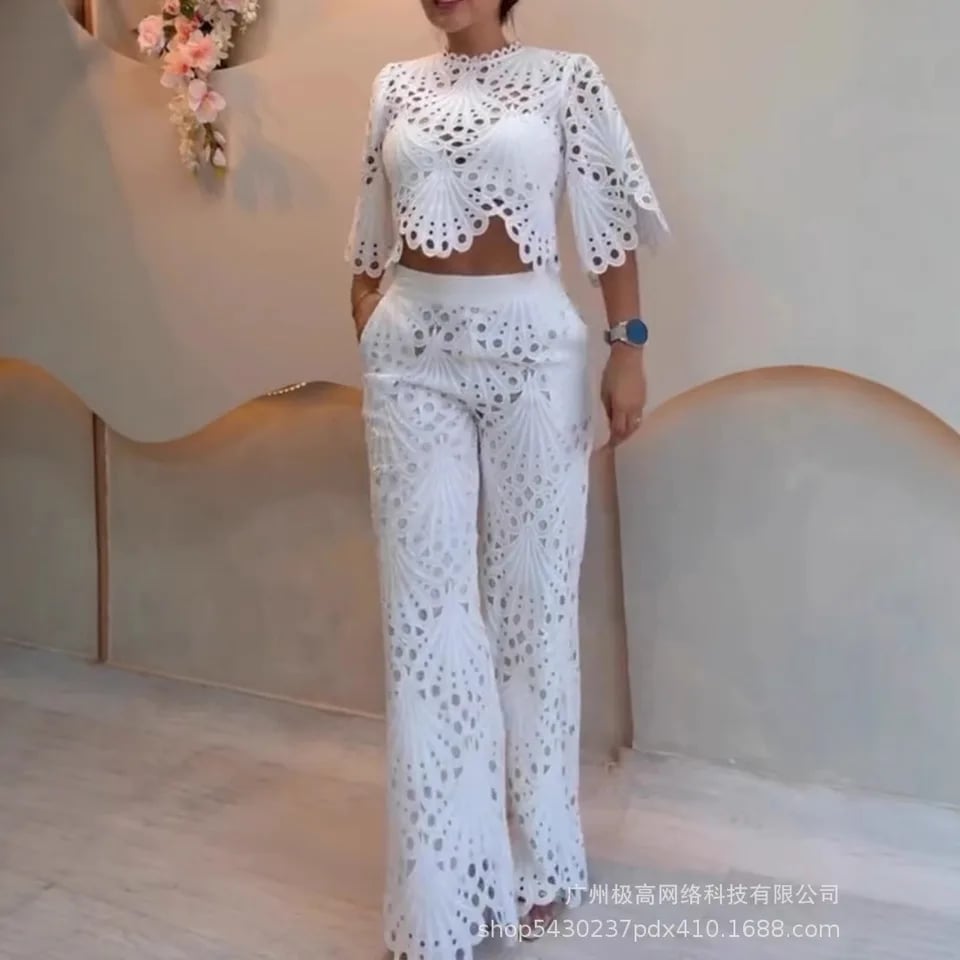 Dámský dvoudílný set crop top se krajkou a zvonovými rukávy a kalhoty rovného střihu